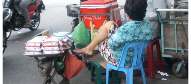 Khăn lạnh giá rẻ xuống đường